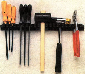инструменты на стене