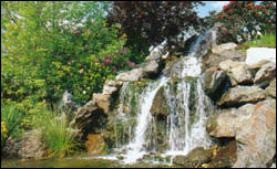 Искусственный ручей с декоративным водопадом